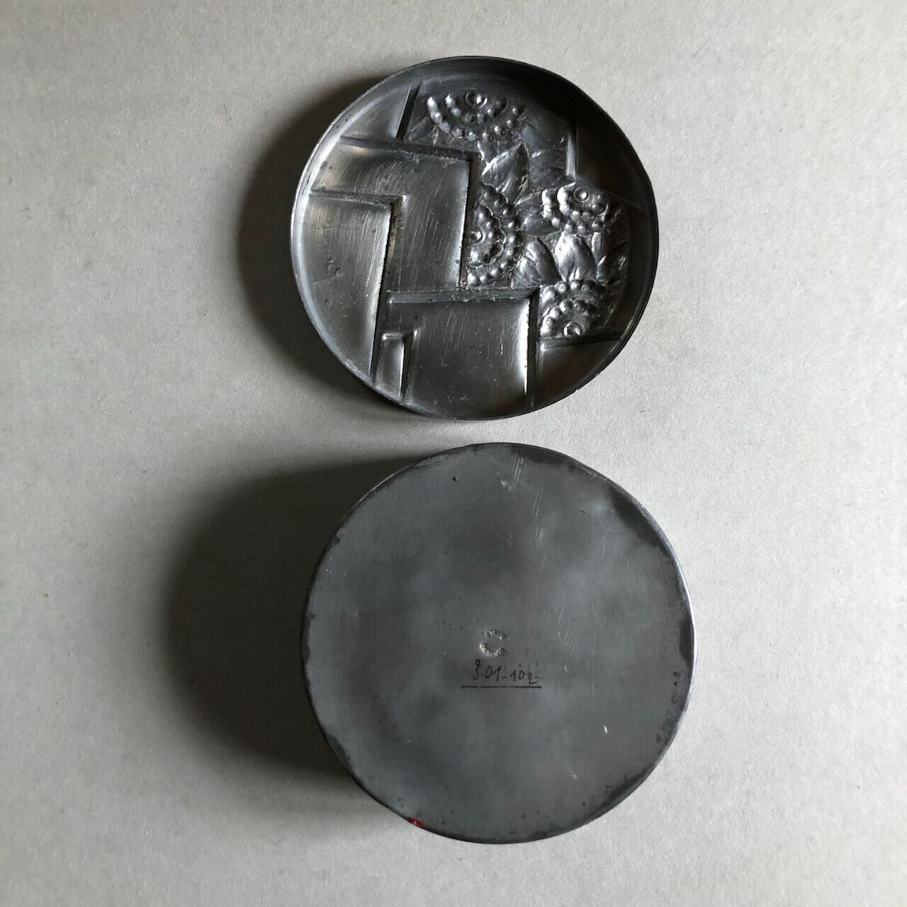 René Delavan — boîte art déco en étain ciselé signée en bas à droite — Ø 10,5 cm