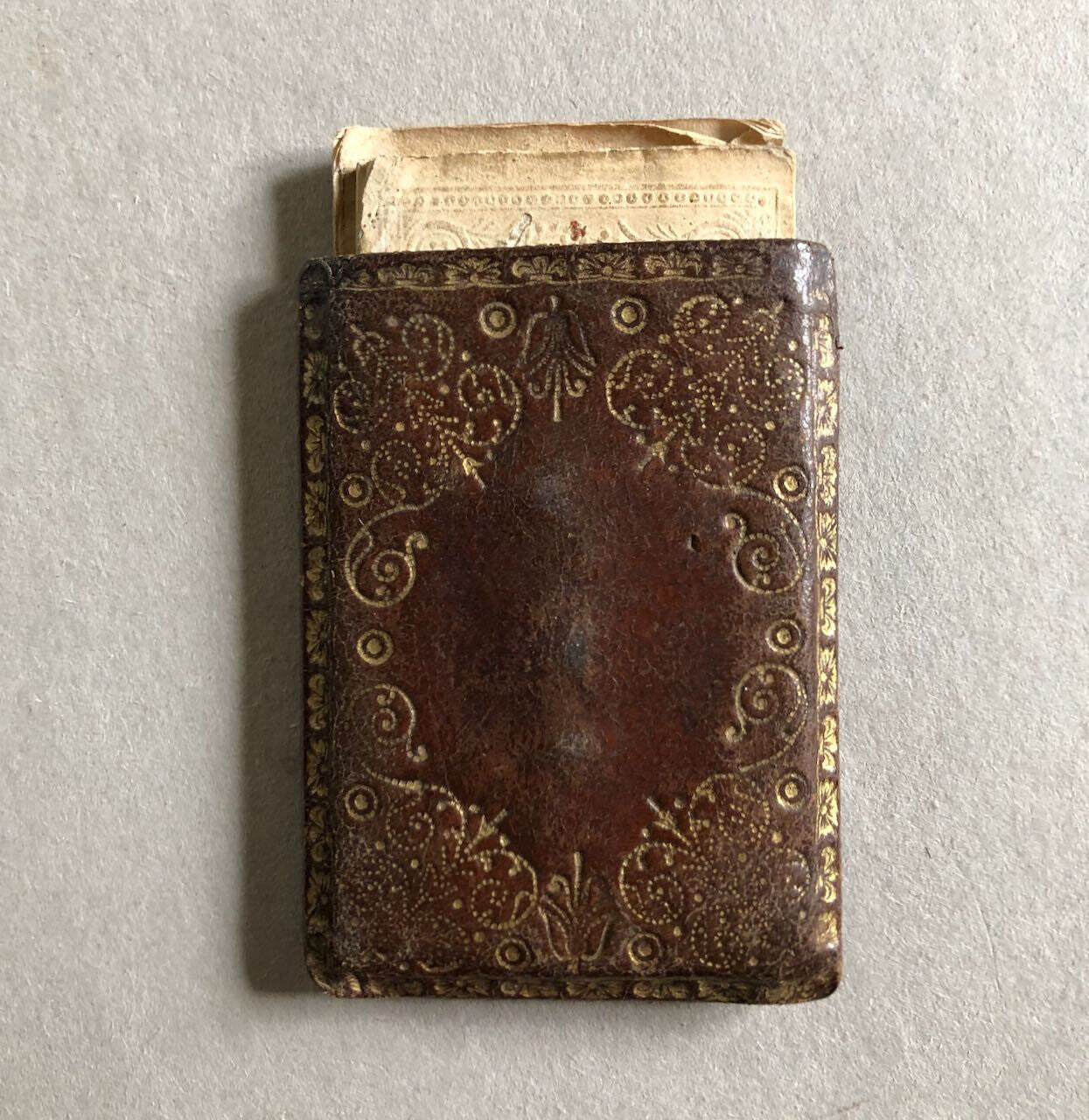 Deux livrets de papier à cigarette XIXe dans un étui de cuir estampé de dorure