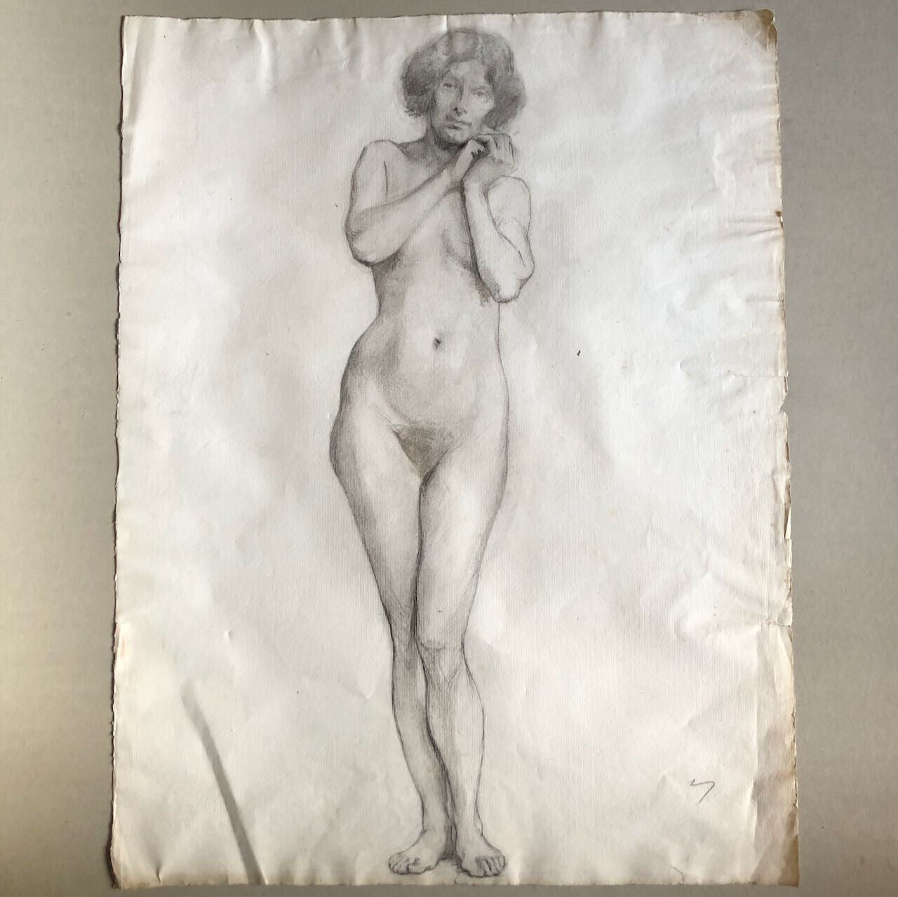 Grand nu féminin aux mains jointes — fusain sur papier — 62 x 47,5 cm. — c. 1890