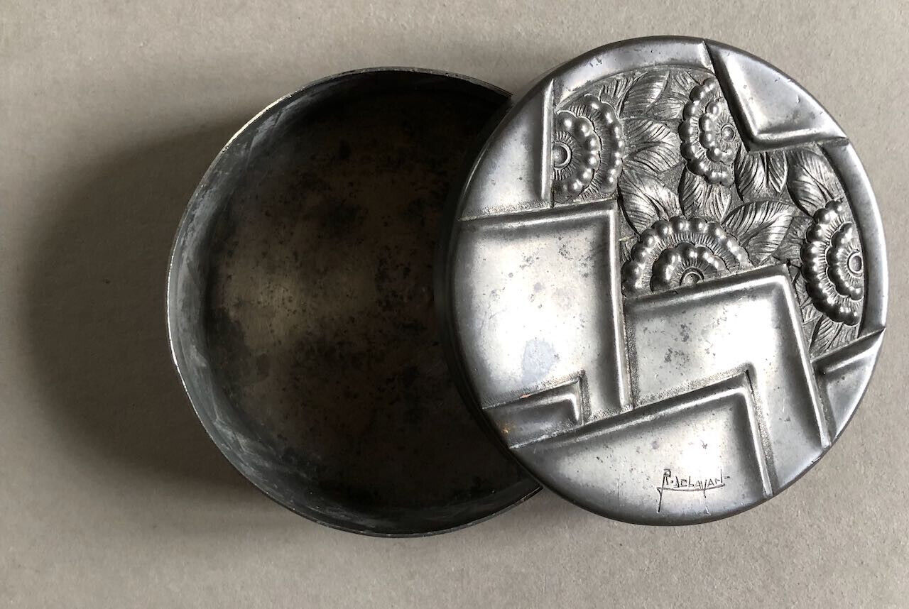 René Delavan — boîte art déco en étain ciselé signée en bas à droite — Ø 10,5 cm