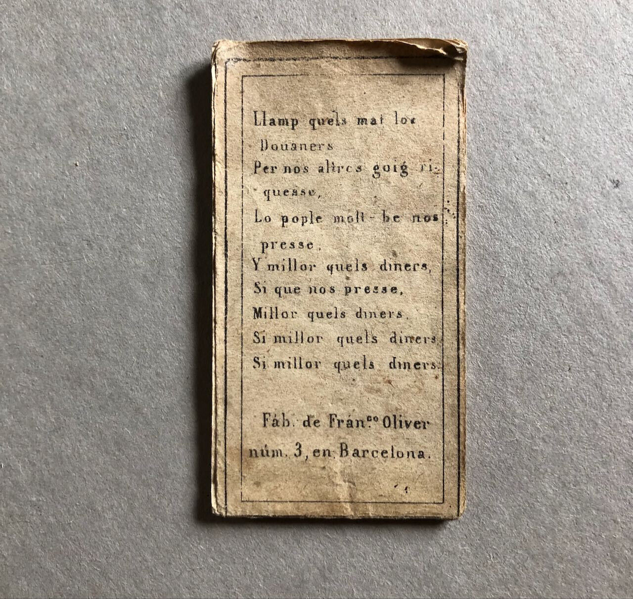 Deux livrets de papier à cigarette XIXe dans un étui de cuir estampé de dorure