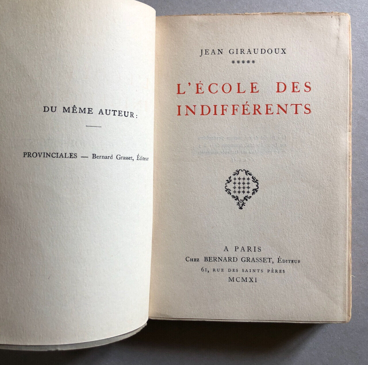 Jean Giraudoux — L'École des indifférents — É.O. ex. d'éditeur — Grasset — 1975.