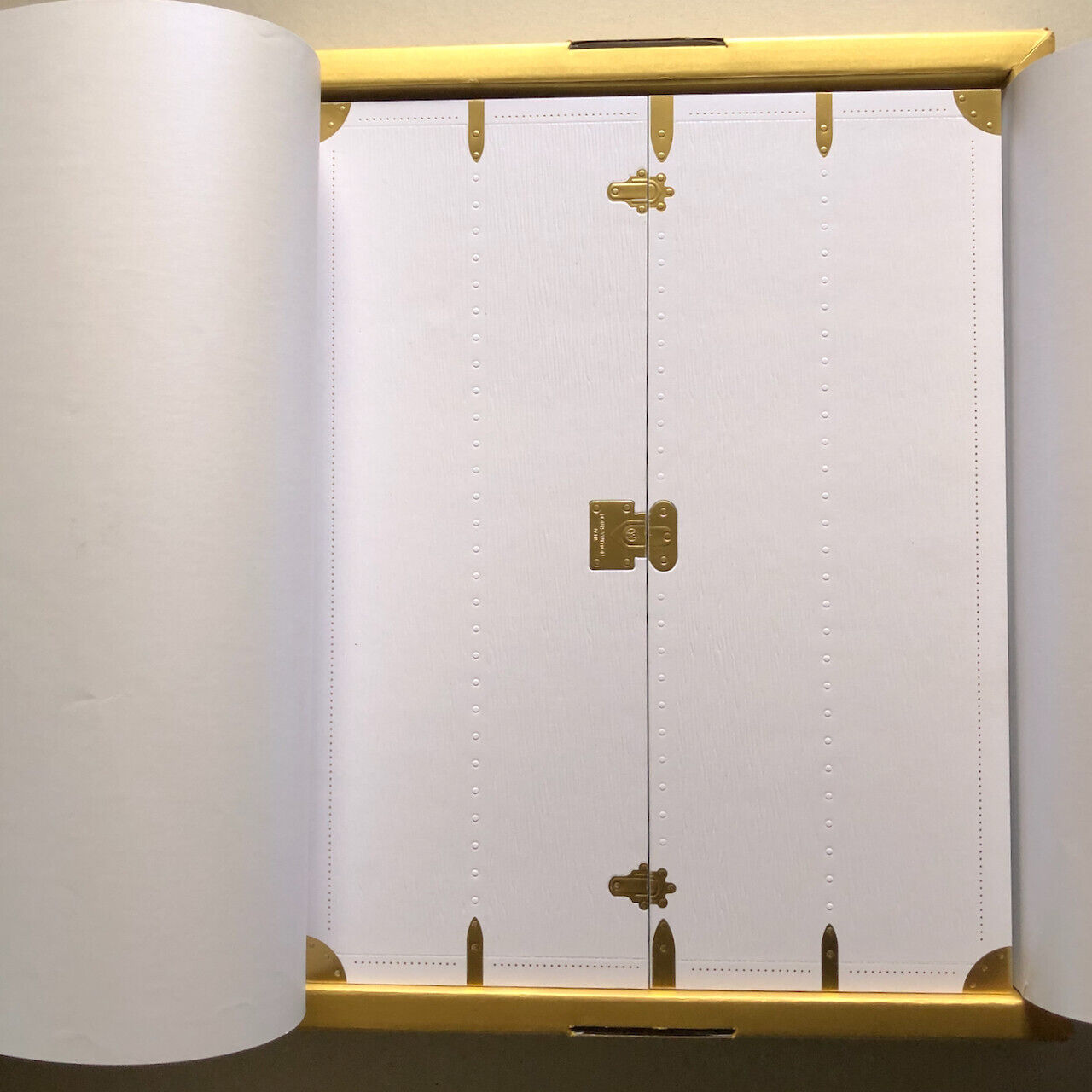Louis Vuitton — calendrier de l 'Avent Vivienne 2022 — 24 décorations de noël .