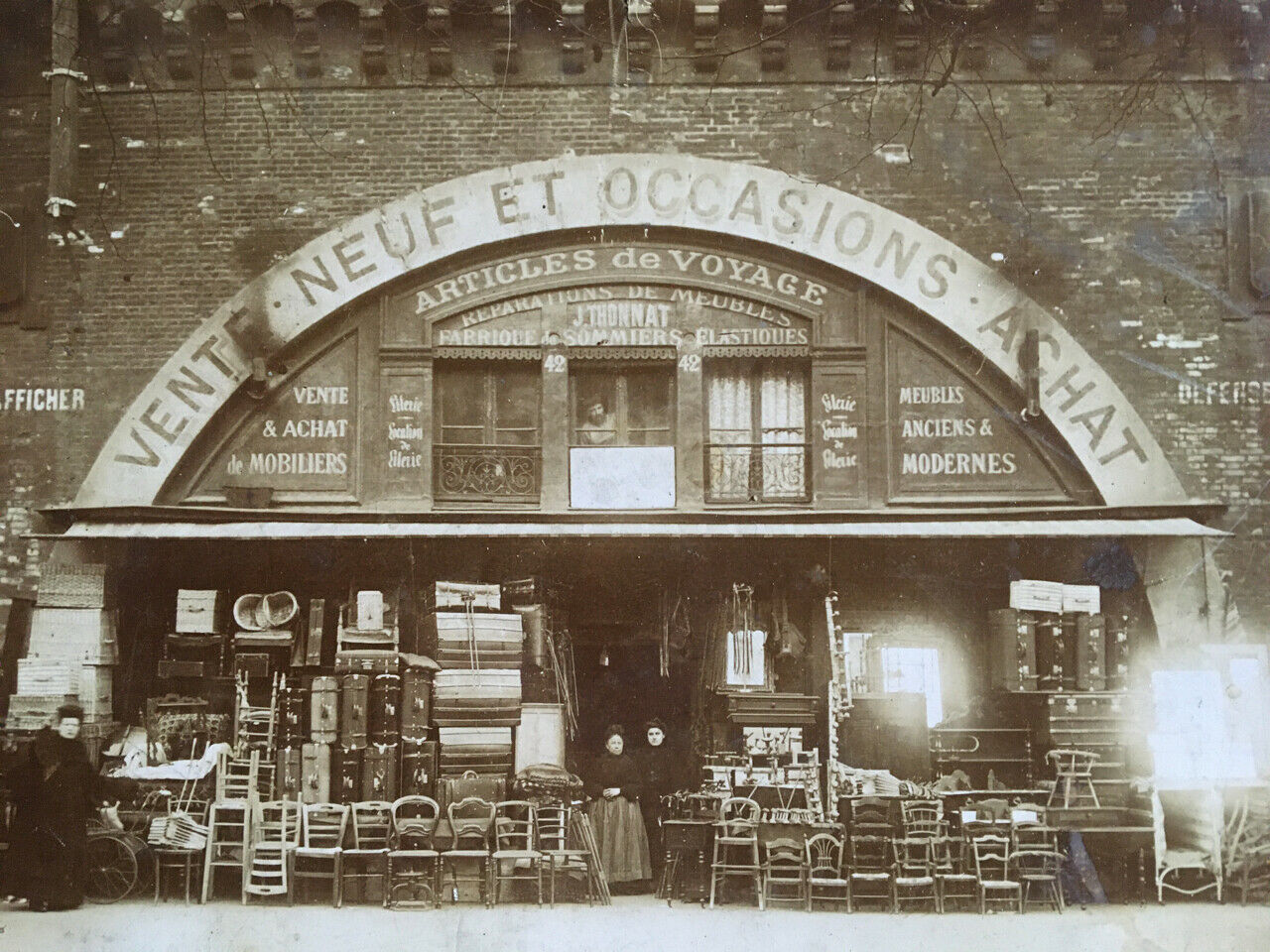 L. Pejoux — Boutique parisienne av. Daumesnil — tirage argentique — circa 1900.