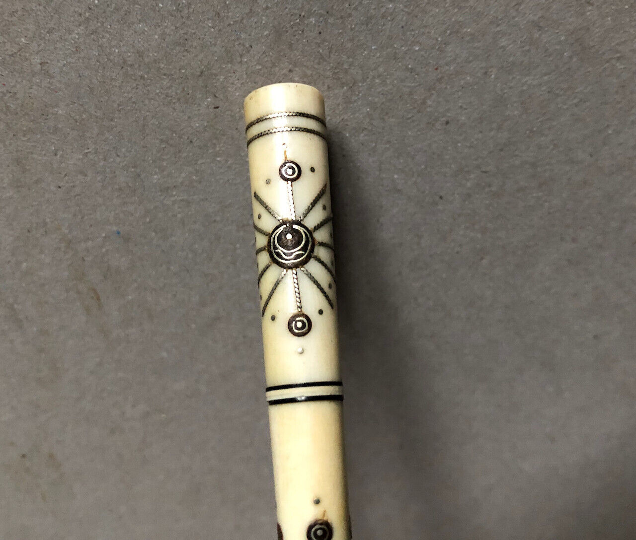 Fume-cigarette en os — décor incrustation ébène & argent — circa 1930.