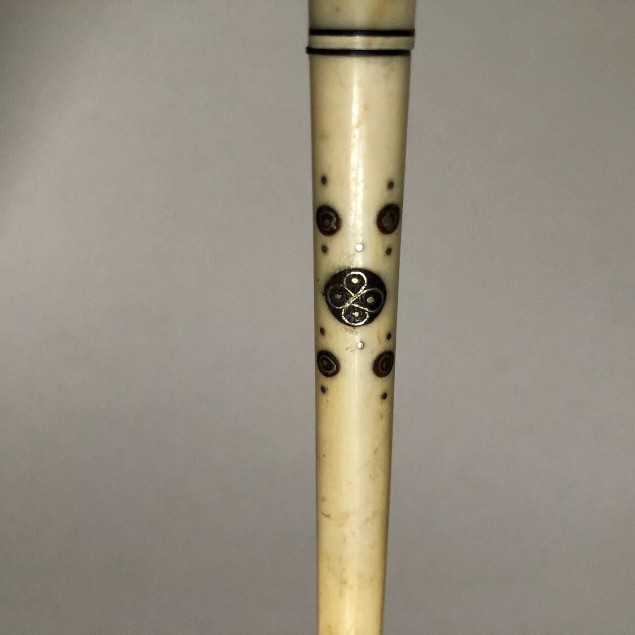 Fume-cigarette en os — décor incrustation ébène & argent — circa 1930.