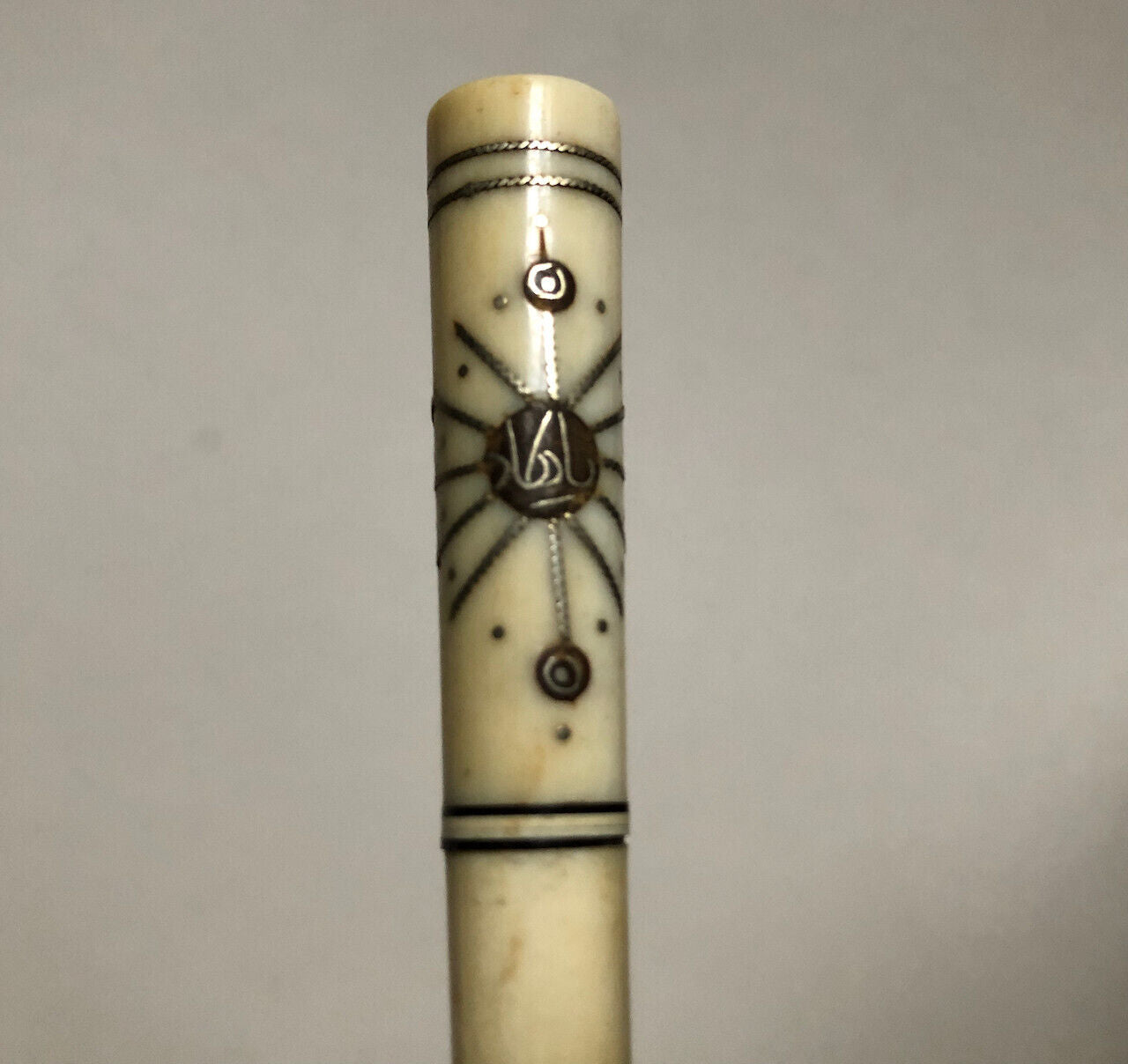 Fume-cigarette en os — décor incrustation ébène & argent — circa 1930.