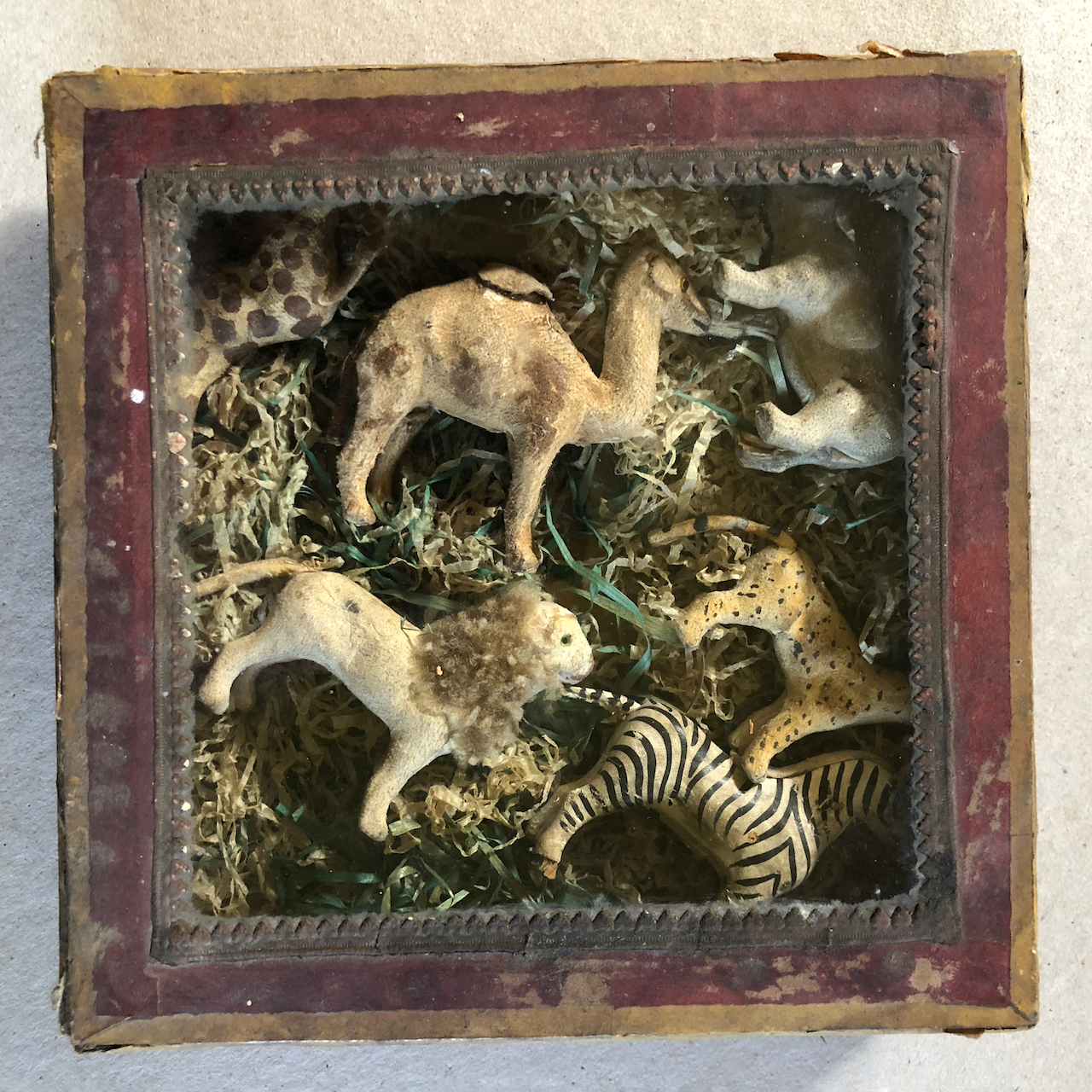 Ménagerie Napoléon III - Jouets : Animaux miniatures en bois et cuir en boîte.