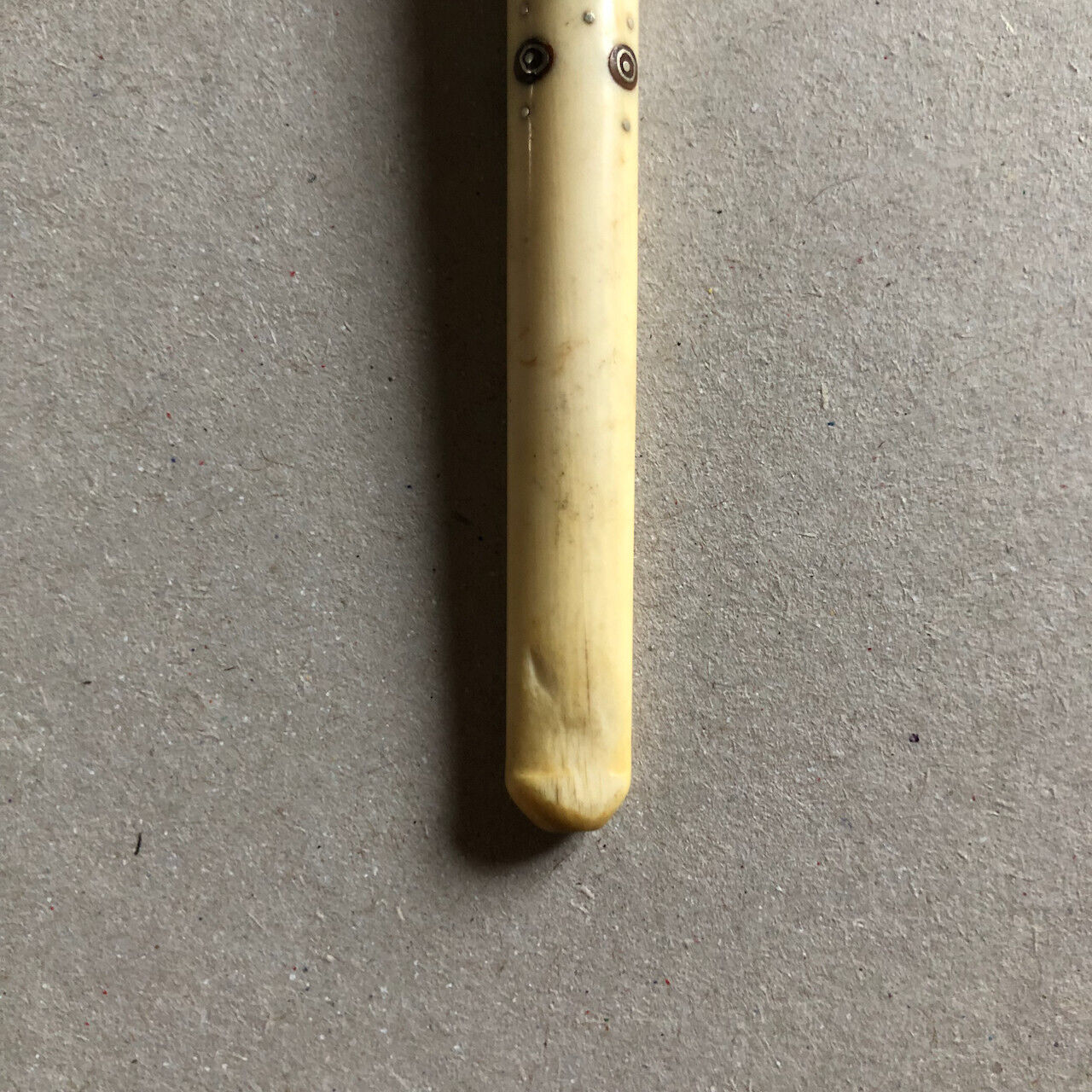 Fume-cigarette en os — décor incrustation ébène & argent — circa 1930.