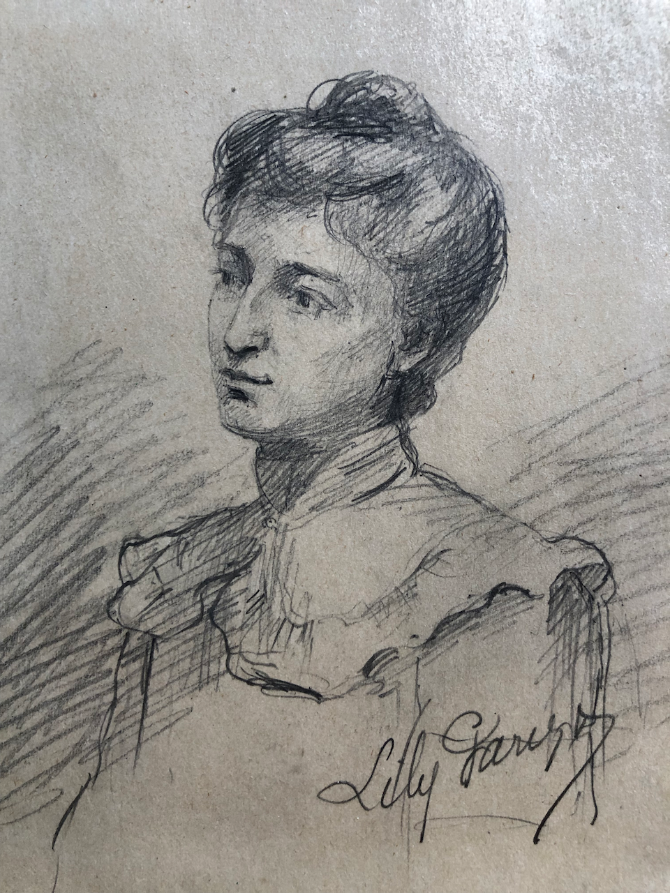 Lily Parizot — portrait de jeune femme (autoportrait ?) signé en bas à droite.
