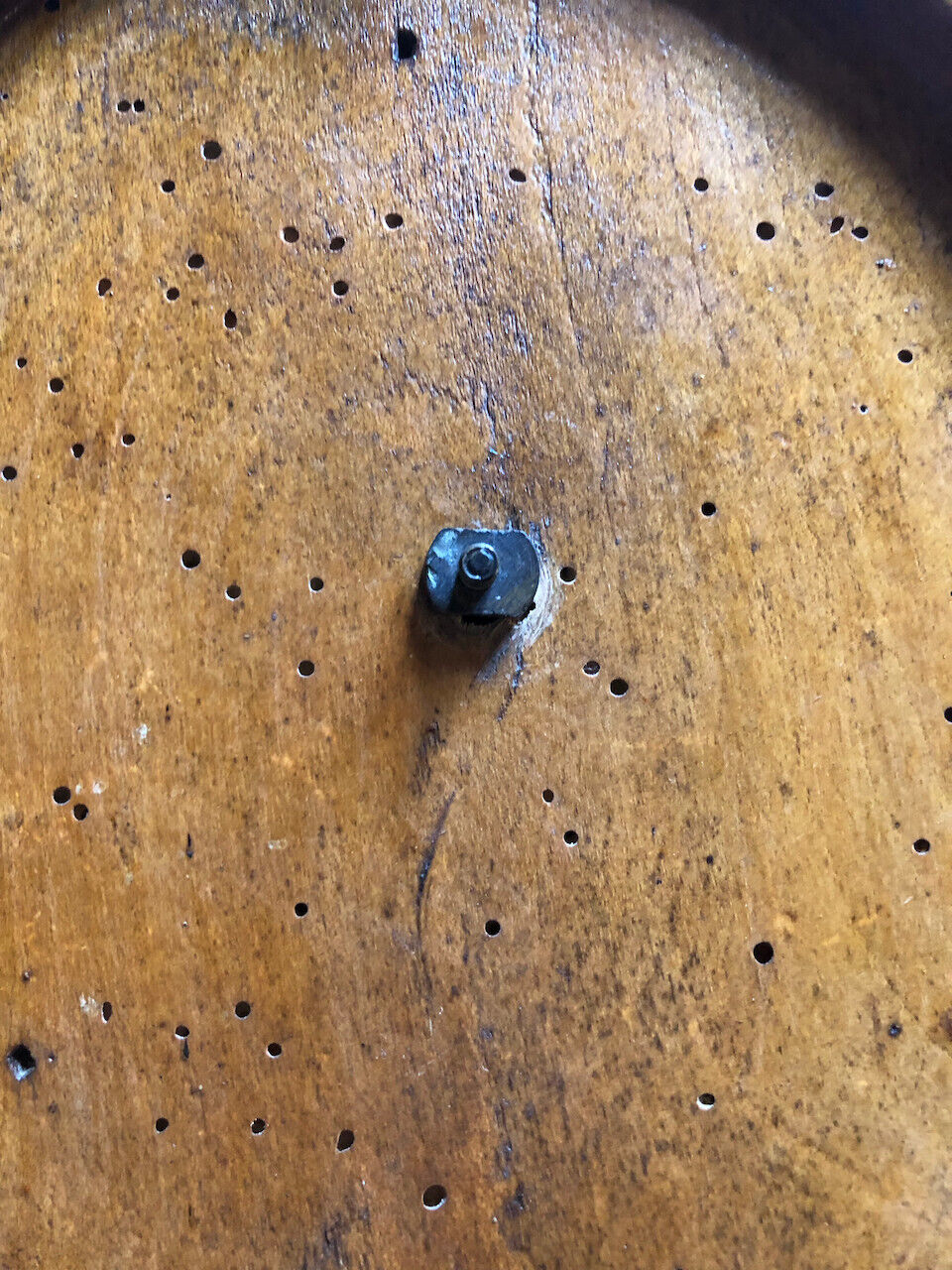 Plaque en cuivre repoussé — scène romantique champêtre — cadre sculpté en bois.