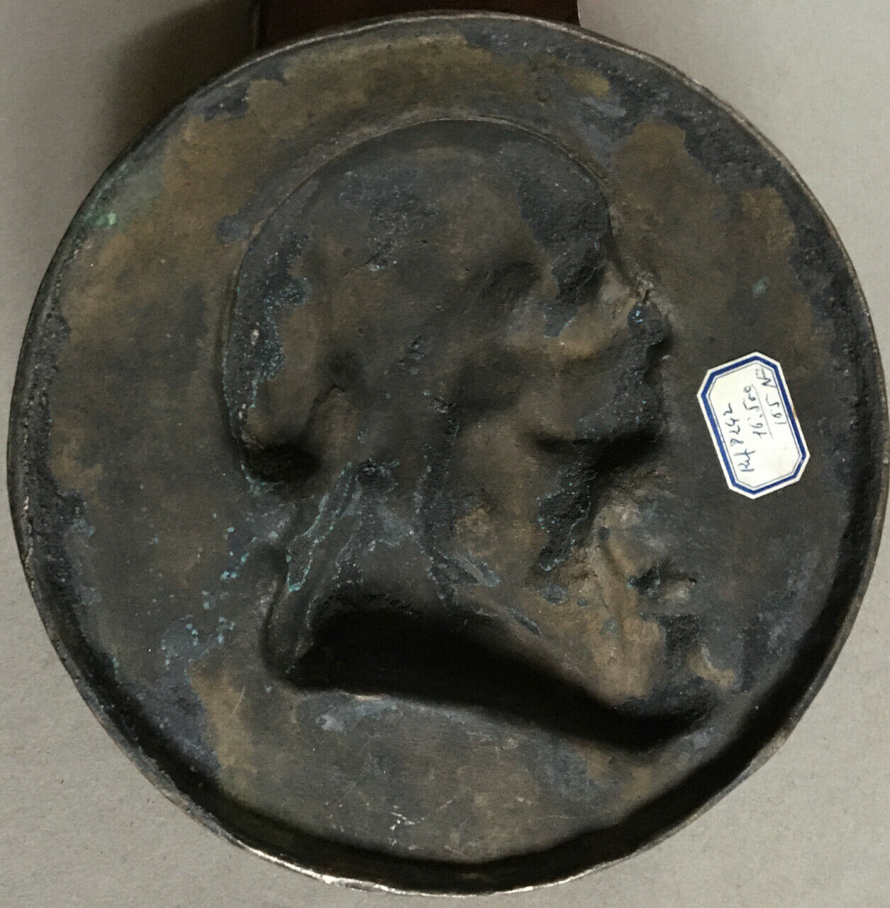 Marat coiffé du bonnet phrygien — Plaque en bronze à patine ancienne — Ø 21 cm.