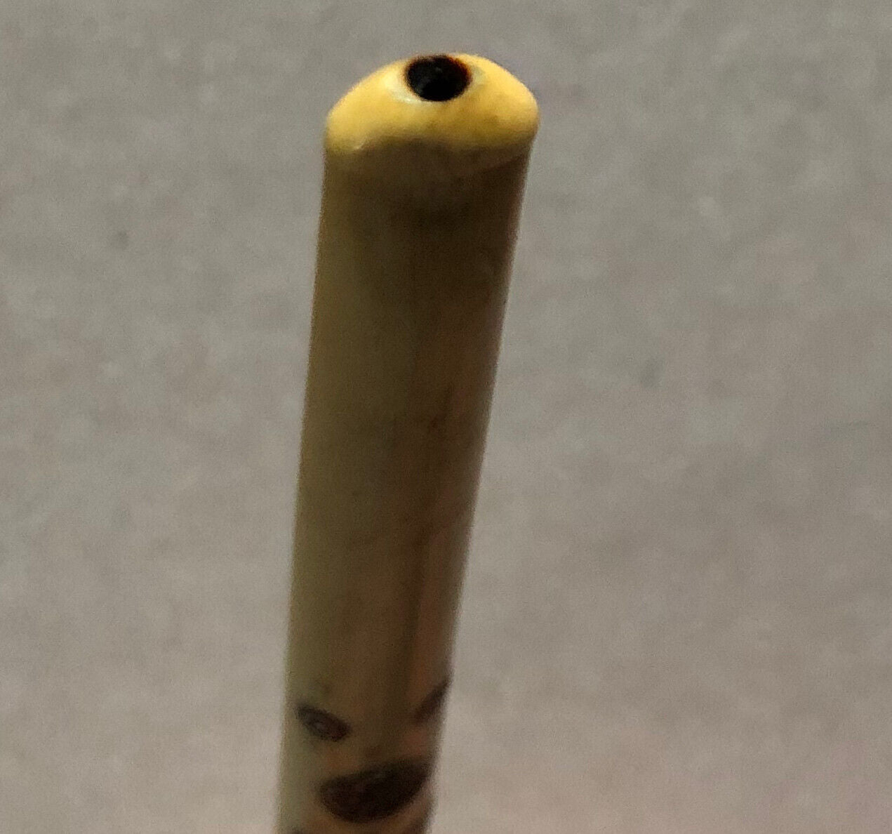 Fume-cigarette en os — décor incrustation ébène & argent — circa 1930.
