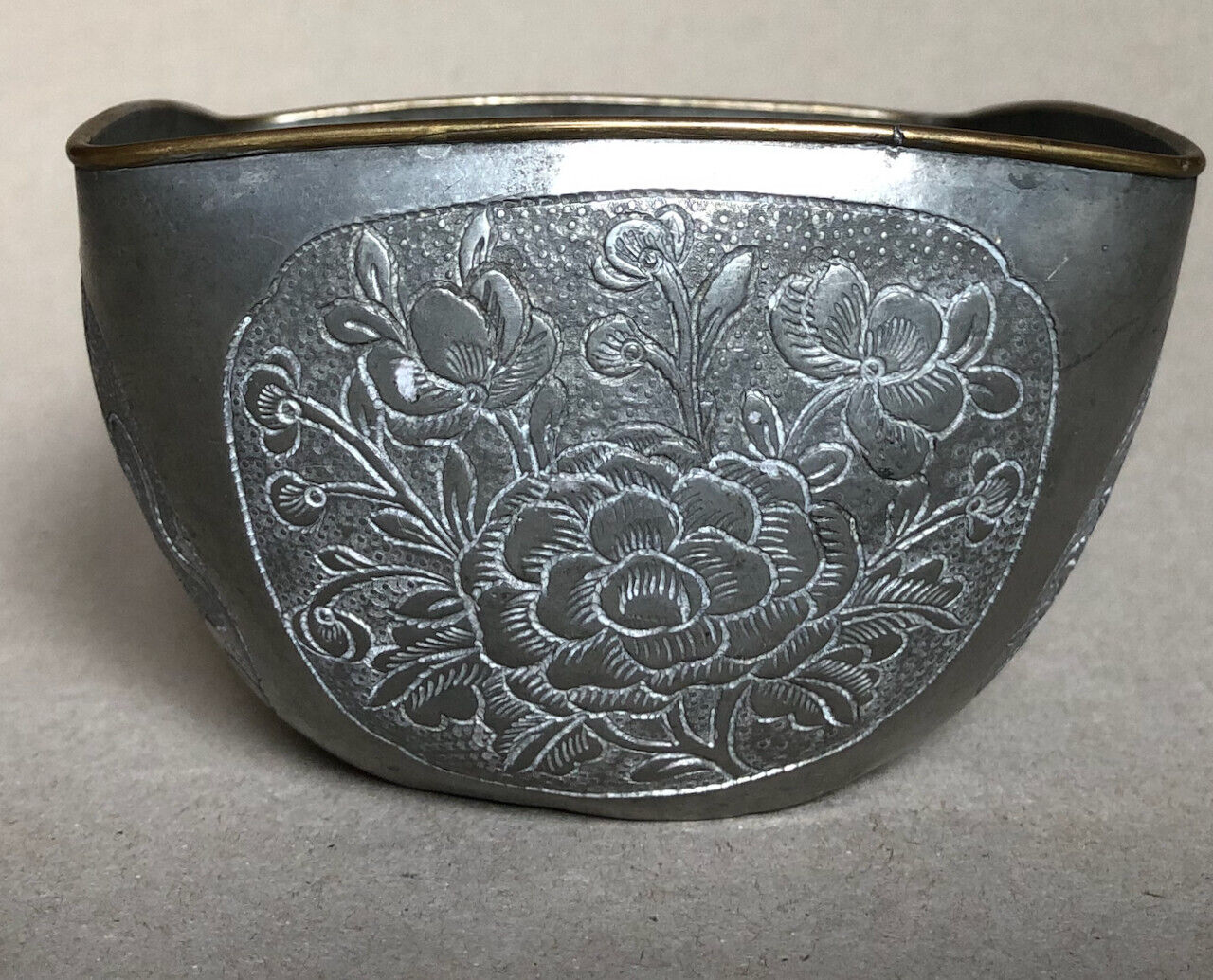 Chine — Bol en étain niellé de laiton à décor d'idéogramme, phénix & dragon.