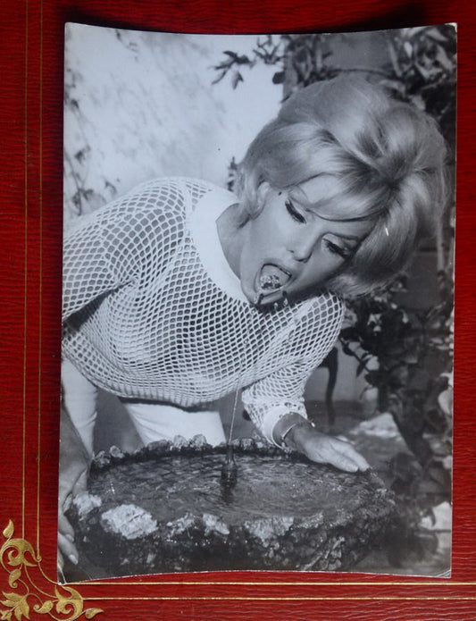 MARIA MARTIN AT THE FOUNTAIN - STAMP ROBERT COHEN AGIP - SILVER PHOTO - 13x18