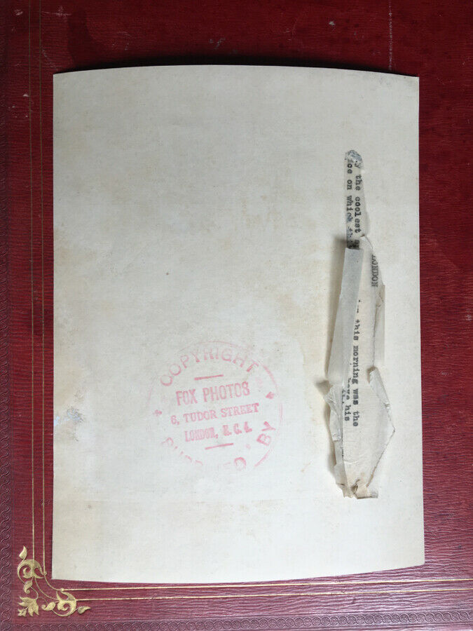 Fox Photos — Le Marchand de glace — original silver print — stamp on the back — circa 1920.