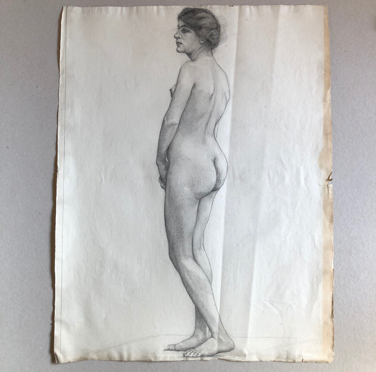 Nu féminin de 3/4 dos — fusain sur papier — 62 x 47,5 cm.
