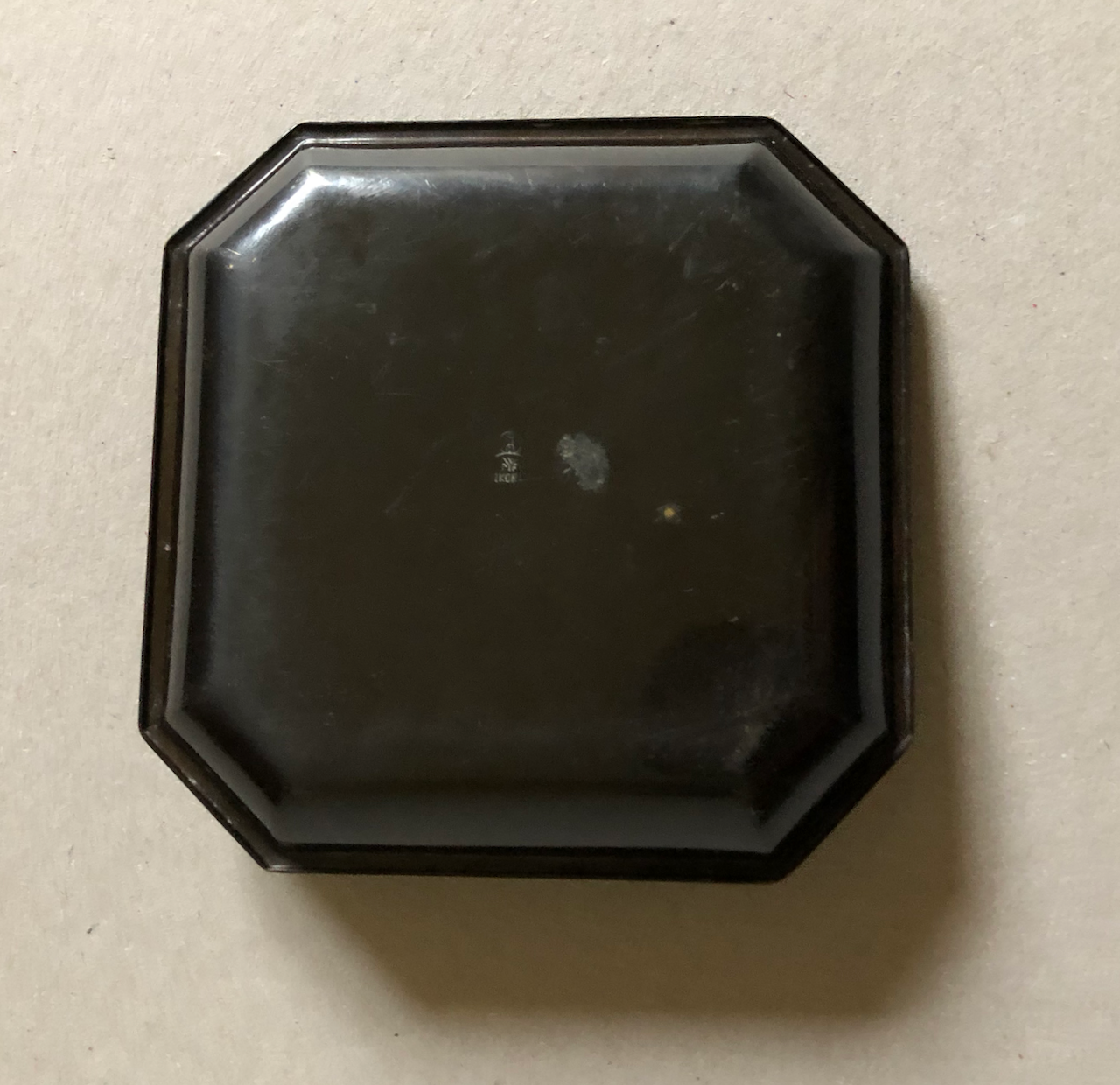 Vide-poches en laiton émaillé — WMF Ikora — 9,5 x 9,5 cm.