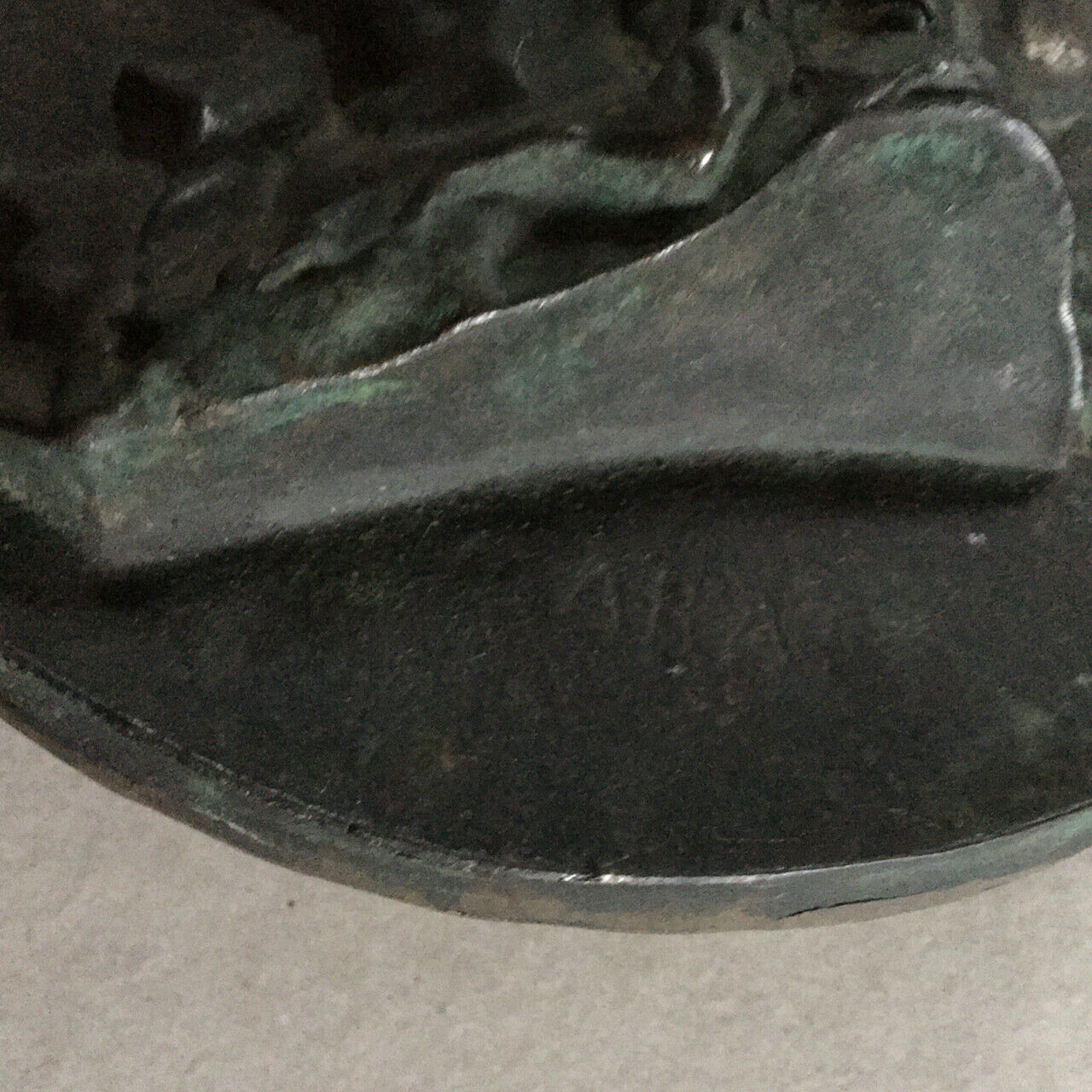 Marat coiffé du bonnet phrygien — Plaque en bronze à patine ancienne — Ø 21 cm.