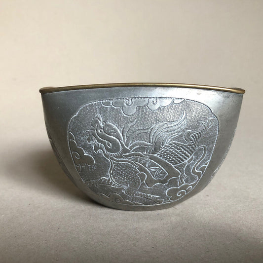 Chine — Bol en étain niellé de laiton à décor d'idéogramme, phénix & dragon.