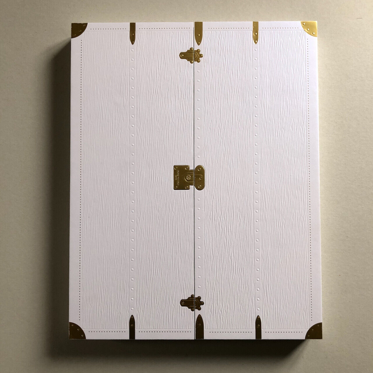 Louis Vuitton — calendrier de l 'Avent Vivienne 2022 — 24 décorations de noël .