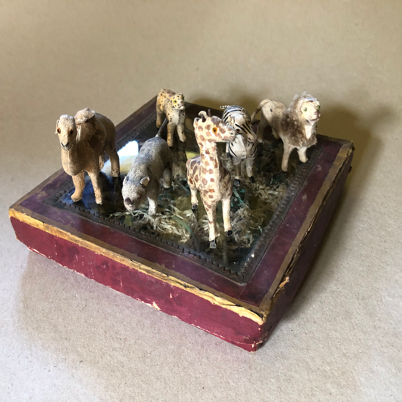 Ménagerie Napoléon III - Jouets : Animaux miniatures en bois et cuir en boîte.