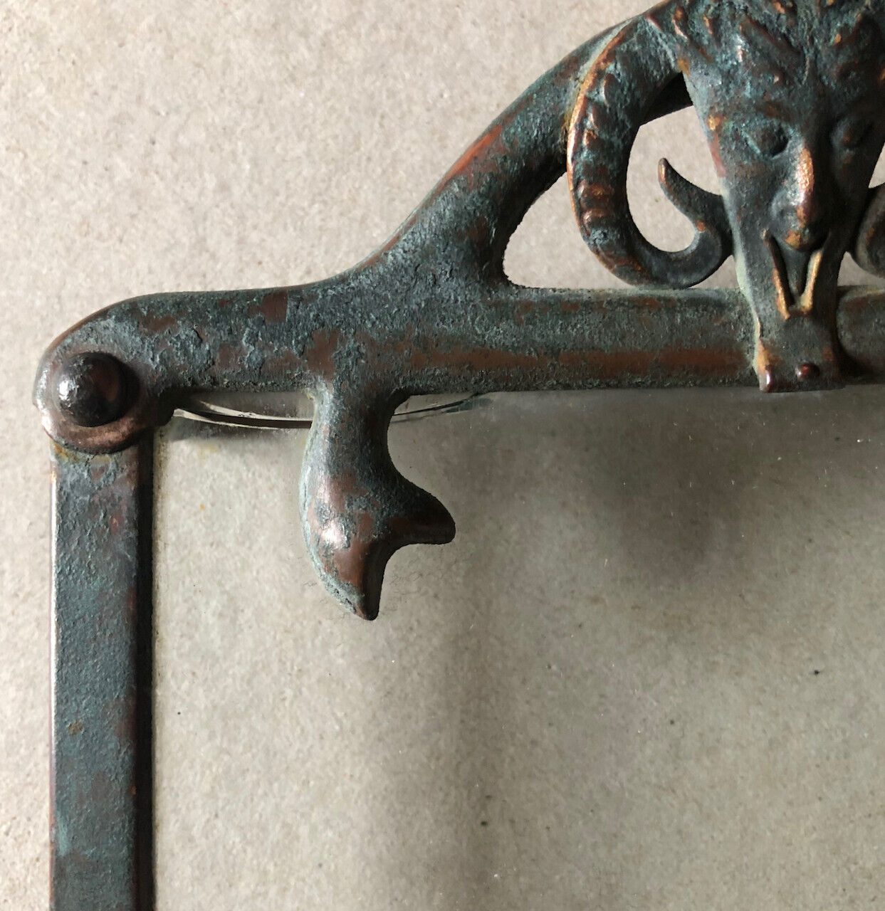 Plateau à courrier aux faunes — laiton pati & verre — travail allemand — c. 1920