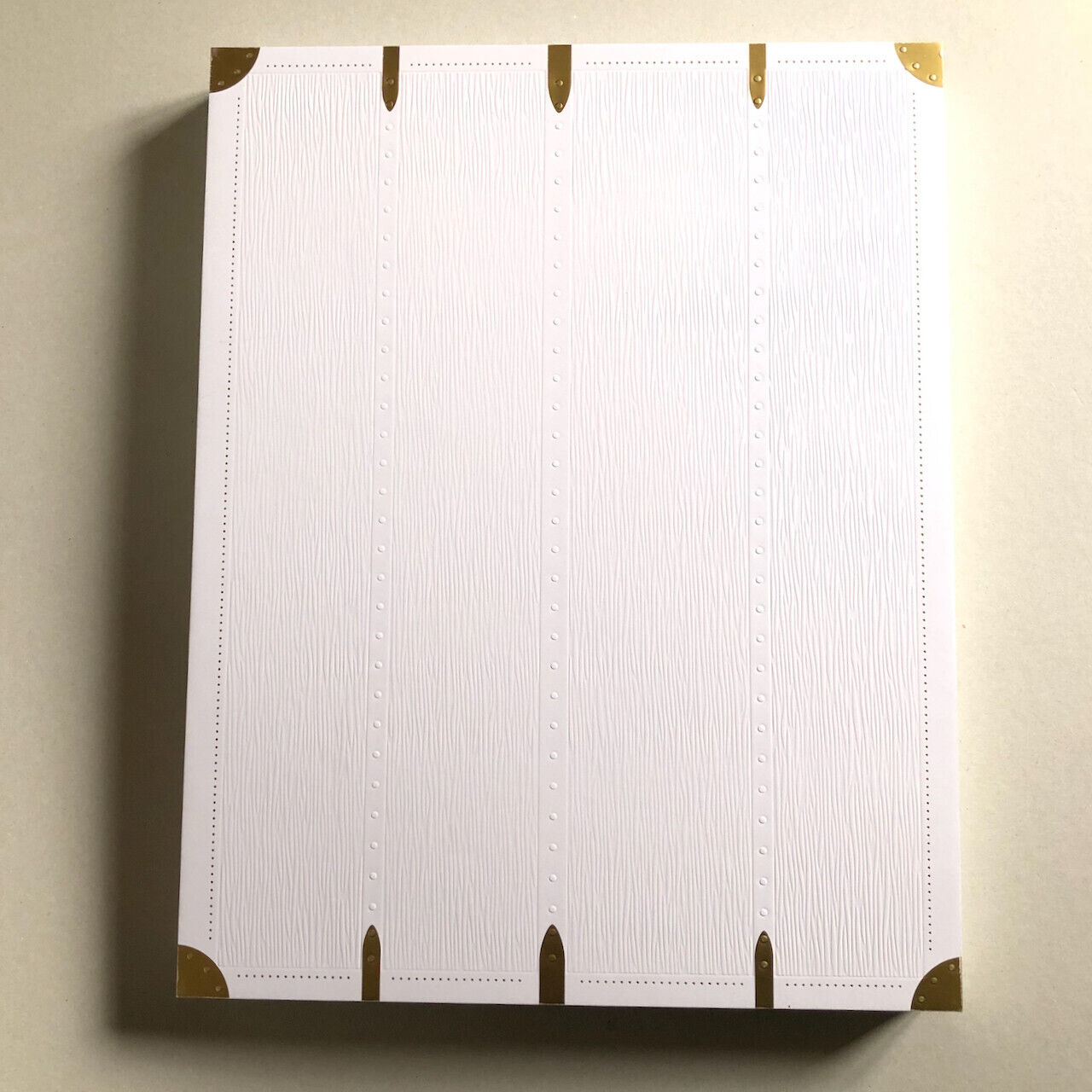 Louis Vuitton — calendrier de l 'Avent Vivienne 2022 — 24 décorations de noël .