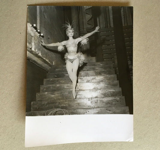 Colette Marchand en costume dans les coulisses — tirage argentique — Radar 1959.
