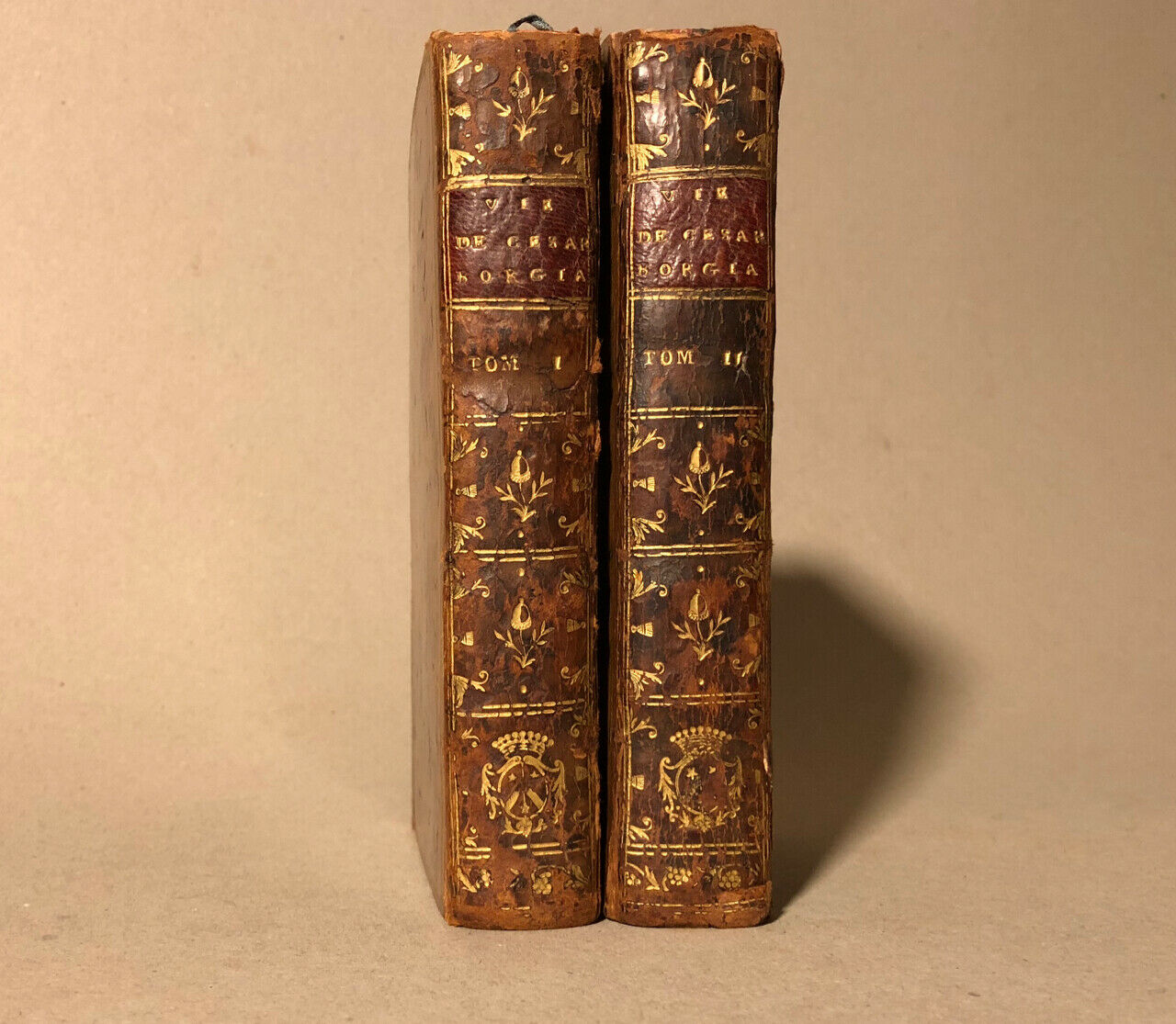 Gordon, Alexandre — La Vie du pape Alexandre VI et de son fils César Borgia — reliure aux armes — complet en 2 tomes — Mortier — 1751