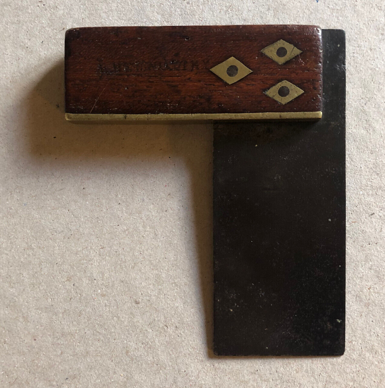 Équerre en bois à incrustation de laiton et métal — 3 inscriptions —XIXe siècle