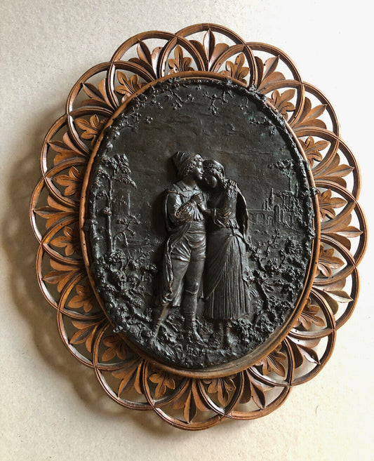 Plaque en cuivre repoussé — scène romantique champêtre — cadre sculpté en bois.