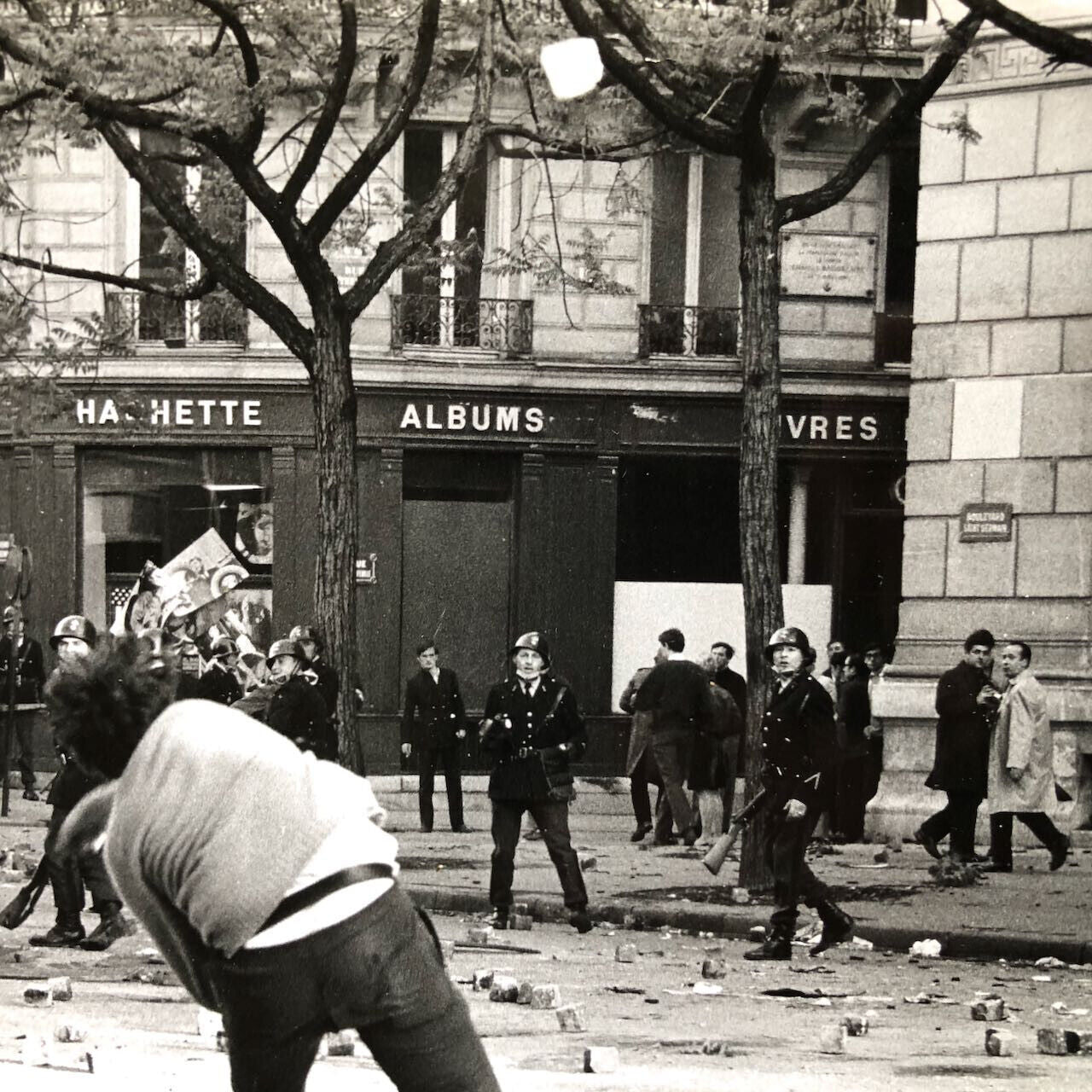 Gilles Caron — Mai 68 — tirage argentique original — timbre humide au dos — 1968