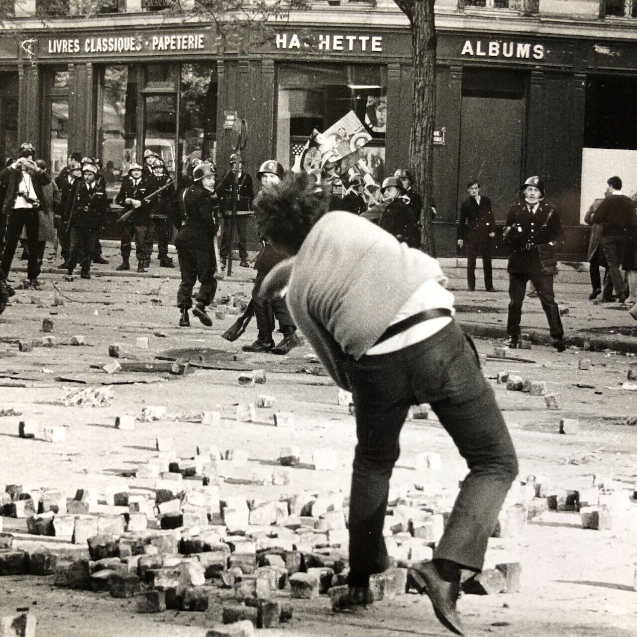 Gilles Caron — Mai 68 — tirage argentique original — timbre humide au dos — 1968