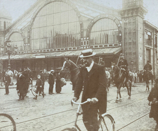 Photographie stereo — Vélo, vélocipède devant la gare Le Havre — 6x5 cm — c.1900