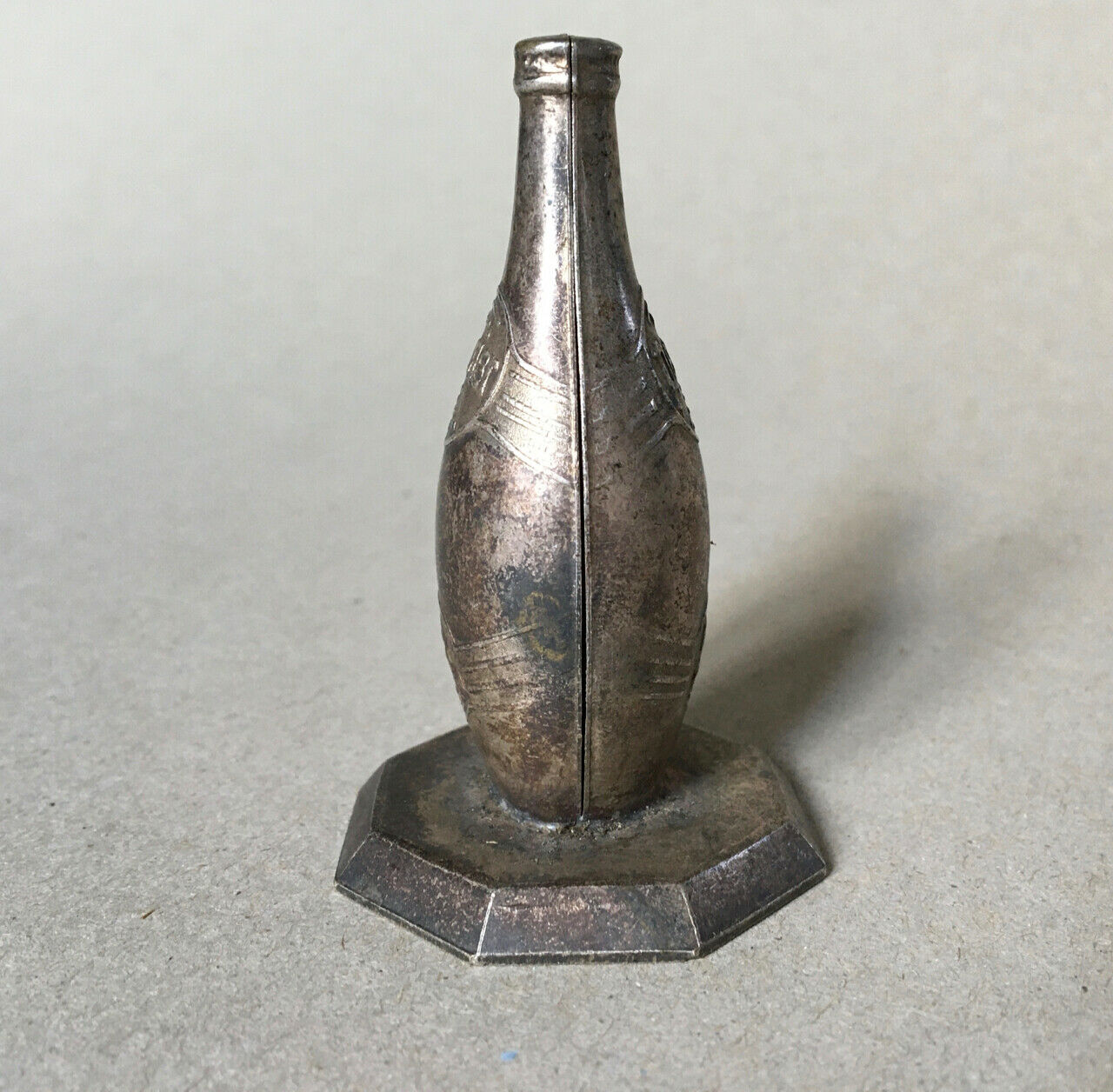 Bouteille publicitaire — Perrier — métal argenté — art déco — 7 cm. — circa 1930