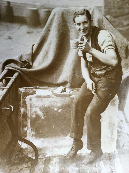 Fox Photos — Le Marchand de glace — tirage argentique original — tampon au dos — circa 1920.