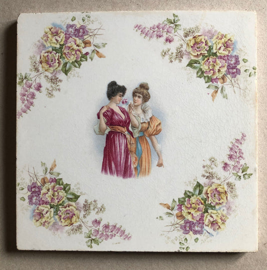 Couple féminin - bouquets — Carreau de céramique — marqué au dos Montereau.
