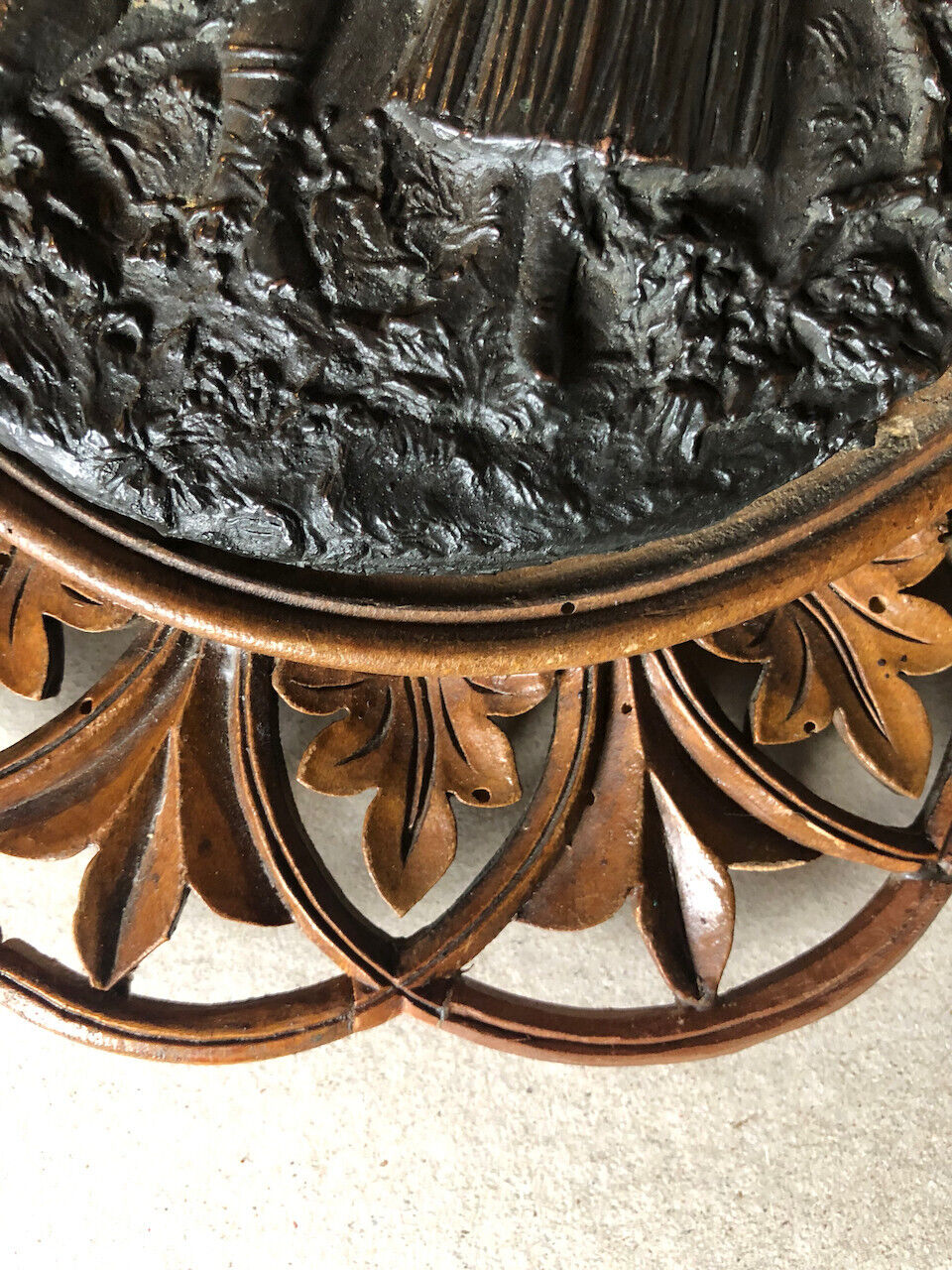 Plaque en cuivre repoussé — scène romantique champêtre —  cadre sculpté en bois.