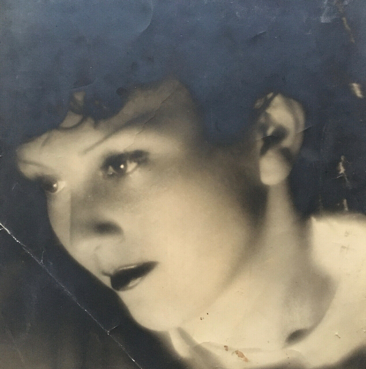 Female portrait signed lower right — silver print from the 1930s — 26x32 cm.