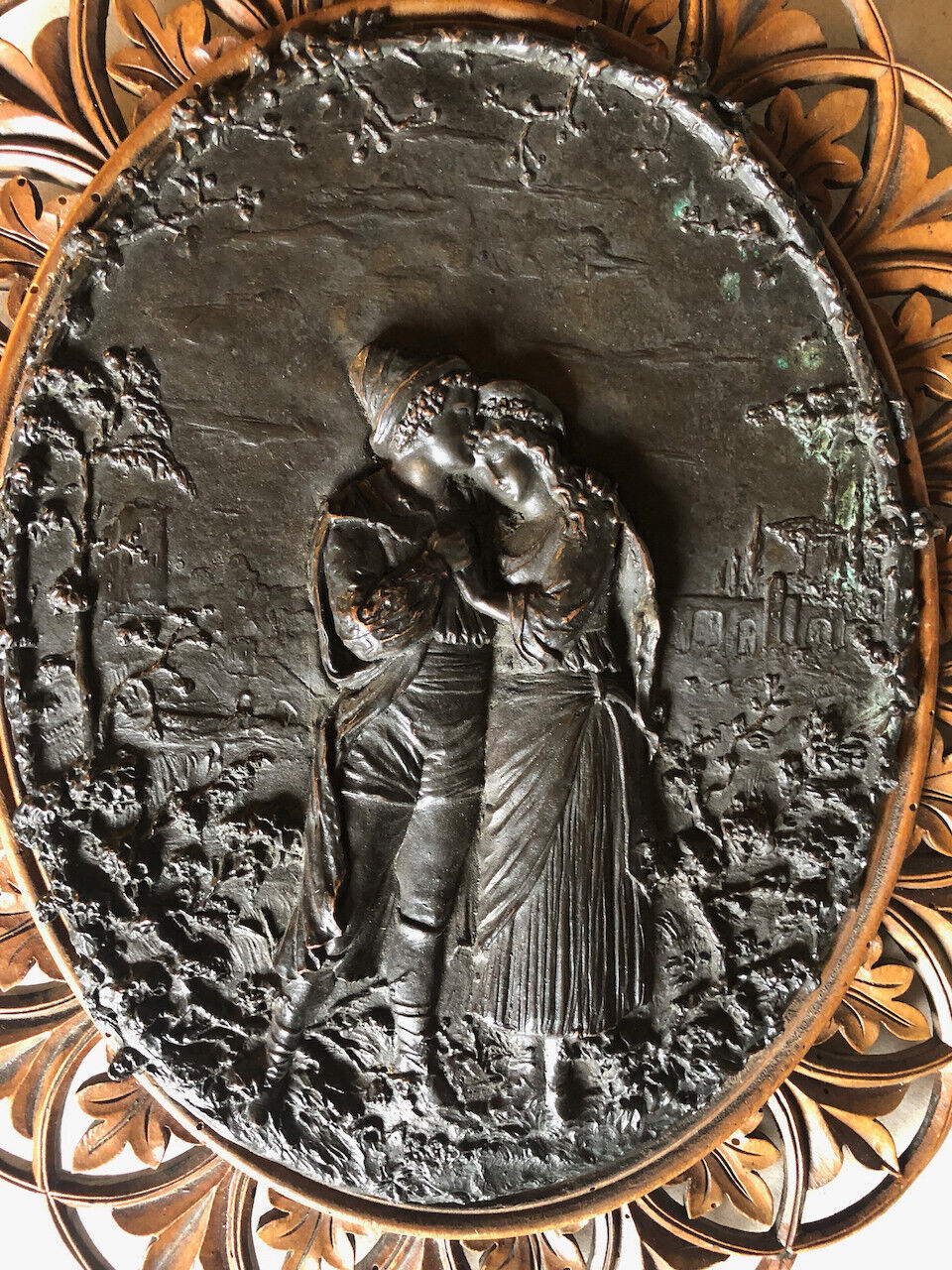 Plaque en cuivre repoussé — scène romantique champêtre —  cadre sculpté en bois.
