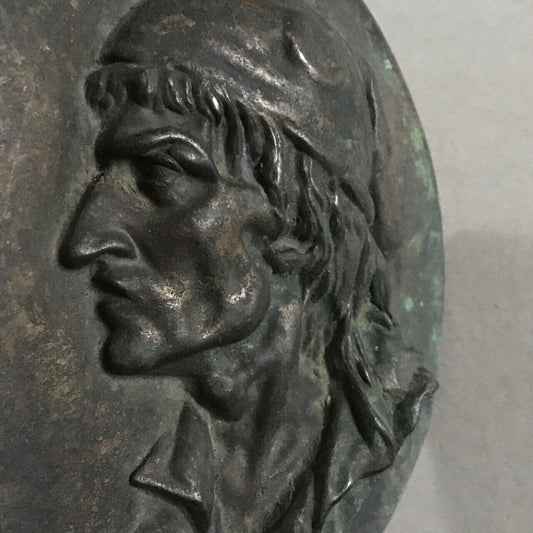 Marat coiffé du bonnet phrygien — Plaque en bronze à patine ancienne — Ø 21 cm.