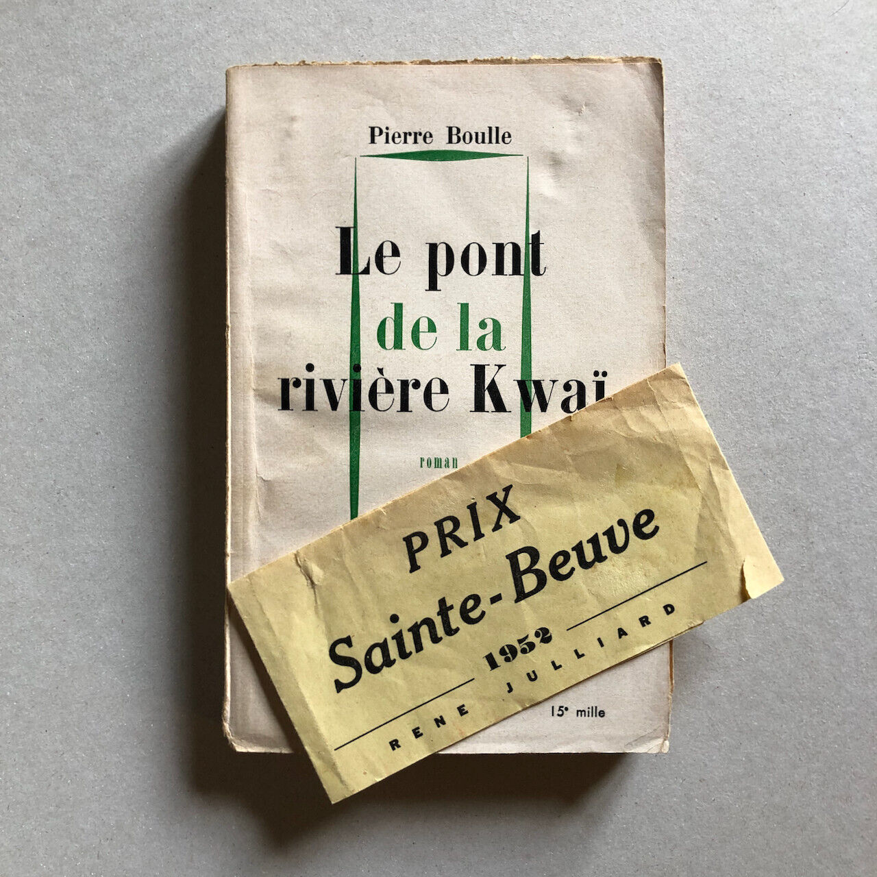 Pierre Boulle — Le Pont de la rivière Kwai — bandeau — Julliard — 1952.