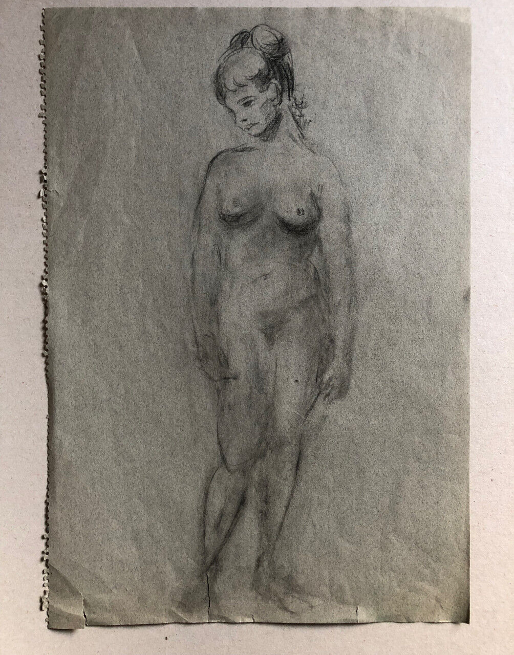 Nu féminin — dessin académique au fusain sur une page de carnet grise — 44x30 cm