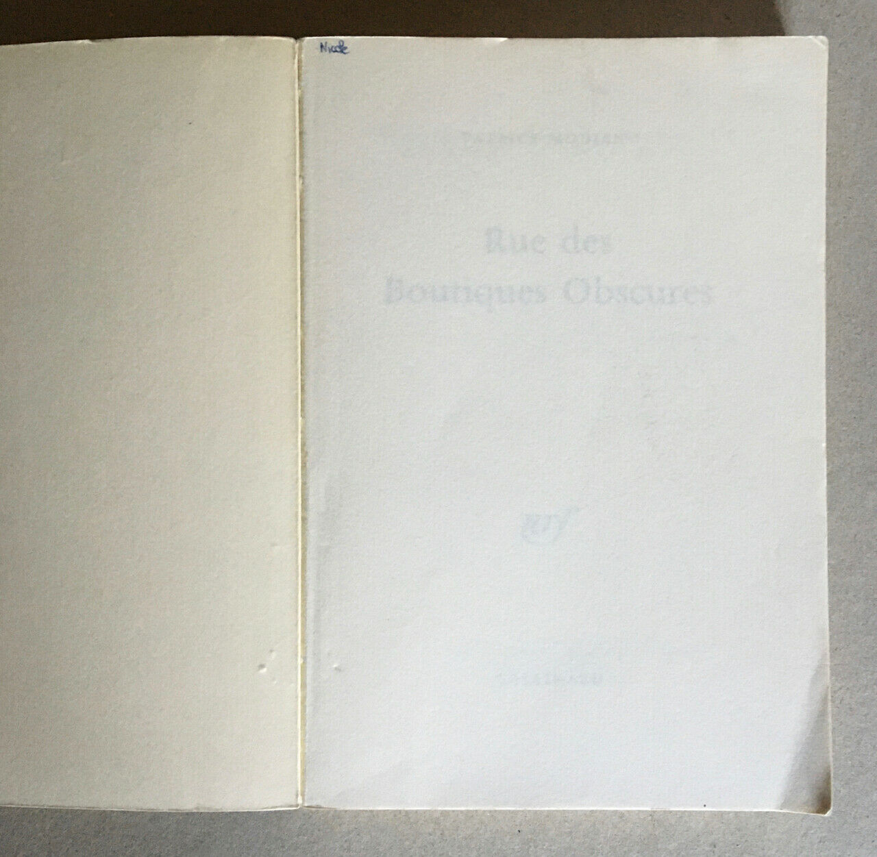 Patrick Modiano — Rue des boutiques obscures — É.O. — Gallimard — 20.07.1978.