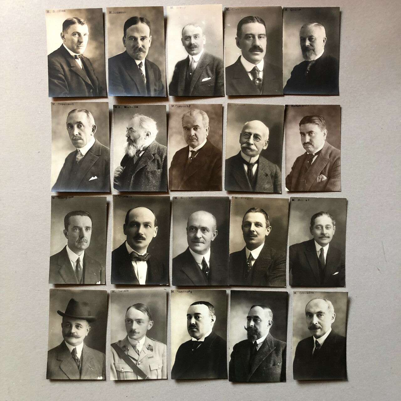 58 photographies cartes de chefs d'entreprises identifiés (Michelin, Couture, Boussac, Cornuché, Higgins, Comte de Villorano, Madame Caillat, Broadwater, Ettlinger, Javabry, de Valbreuze, Blumenthal, …) — circa 1920