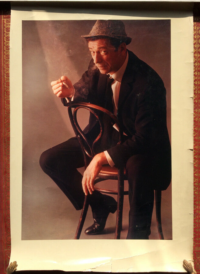 YVES MONTAND - TRÈS GRANDE PHOTOGRAPHIE ARGENTIQUE SUR KODAK - 40,5 x 60 cm.