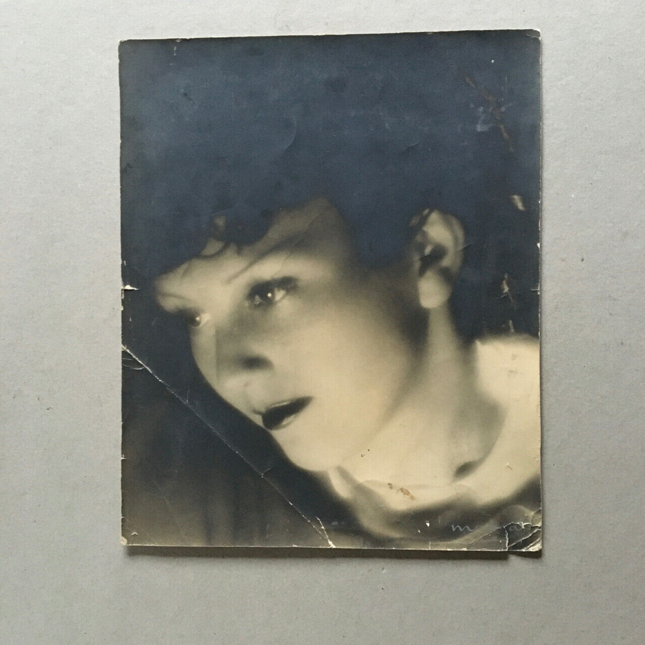 Female portrait signed lower right — silver print from the 1930s — 26x32 cm.