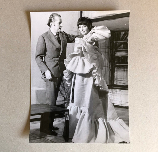 Araldo di Crollalanza — Bernard Buffet & son épouse Annabel devant un tableau du maître — timbre humide du photographe au dos — circa 1965