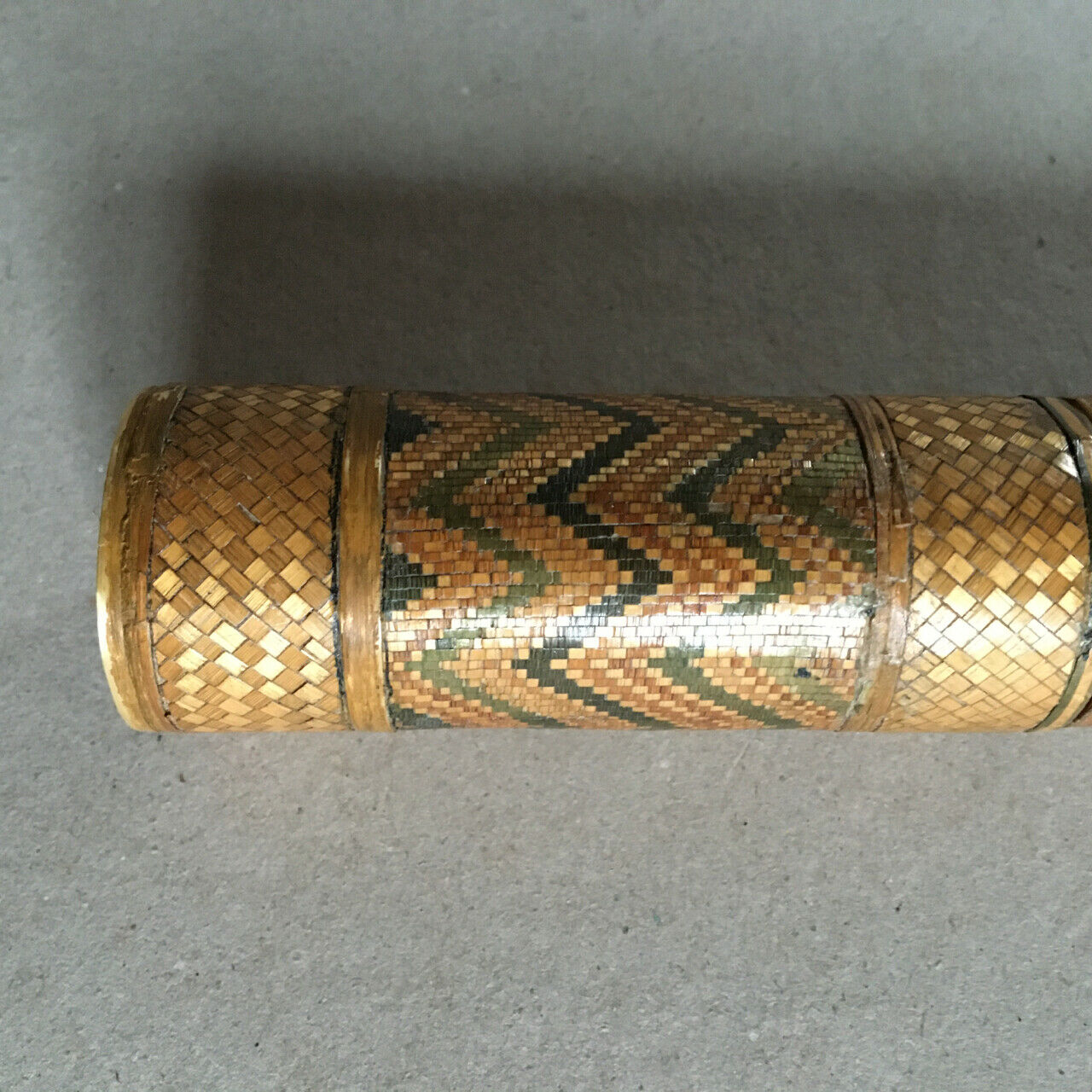 Étui cylindrique en marqueterie de paille — art populaire — 15,5 x 3 — c. 1850
